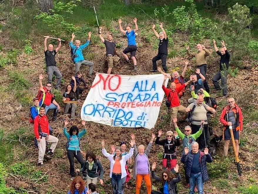 Progetti contestati, a Bagni di Lucca è guerra degli striscioni: «Ce li hanno strappati» 