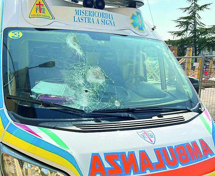 Firenze, giovane prende a sprangate le ambulanze e i volontari e poi scappa