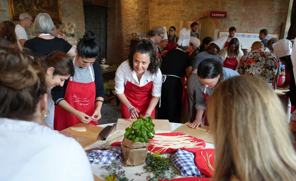 A lezione di cucina italiana: Certaldo incanta i vacanzieri stranieri