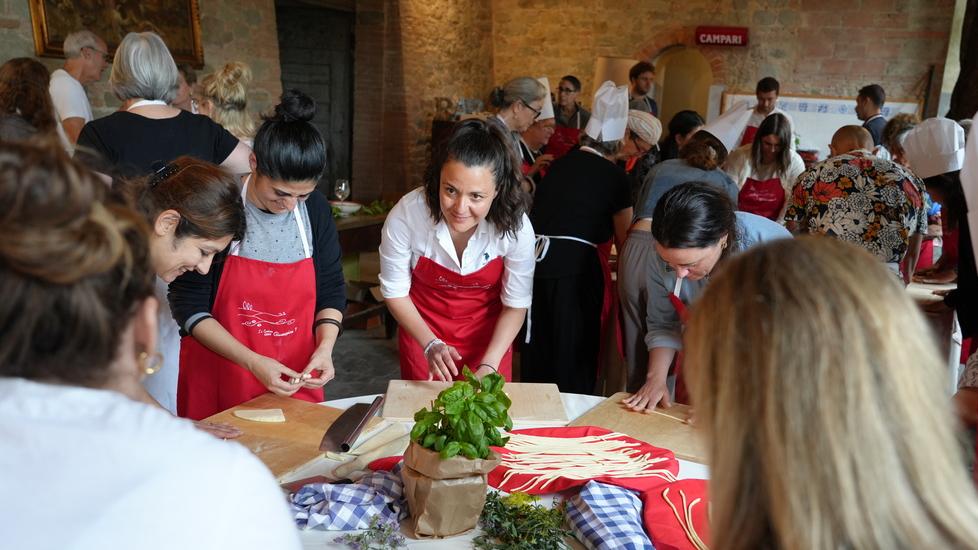 A lezione di cucina italiana: Certaldo incanta i vacanzieri stranieri