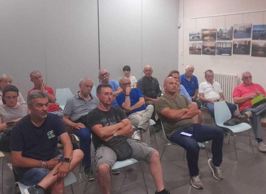 Pieve a Nievole, «falciata e poi lasciata nei greti»: protesta dei residenti per l’erba