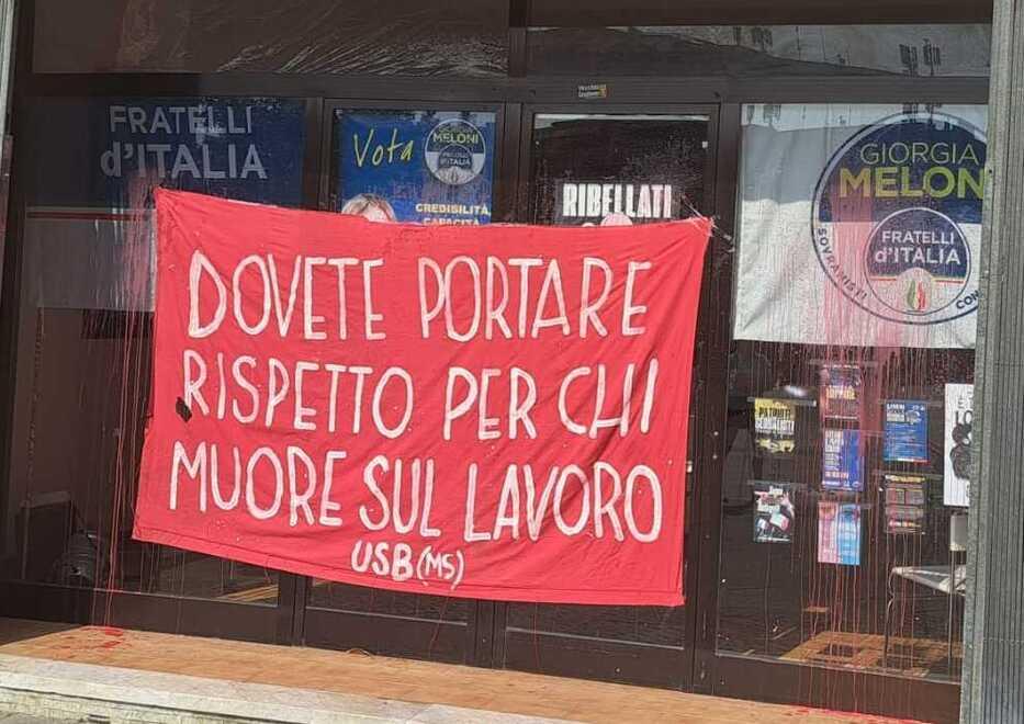Imbrattano di vernice la sede di FdI. L’Usb: è per quel decreto vergogna<br>
