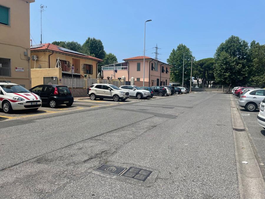 Livorno, prende a bastonate una agente della municipale e fugge: preso e denunciato