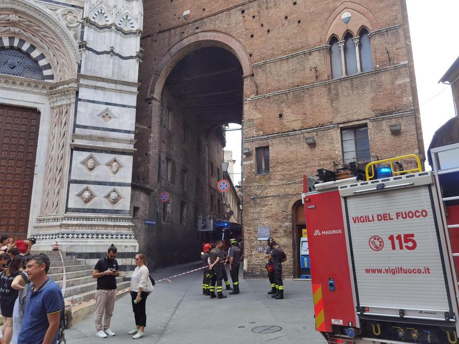 
	Vigili del fuoco davanti al Battistero del Duomo di Siena (Foto agenziaimpress)

