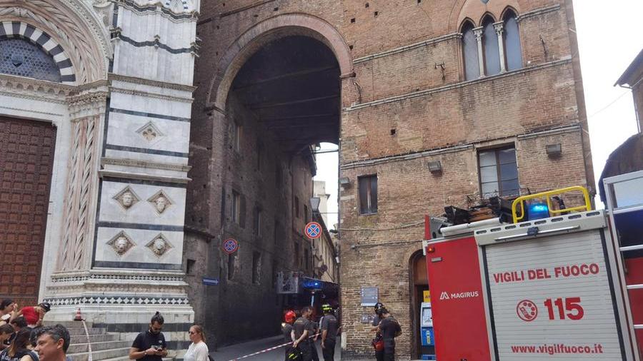 Vigili del fuoco davanti al Battistero del Duomo di Siena (Foto agenziaimpress)