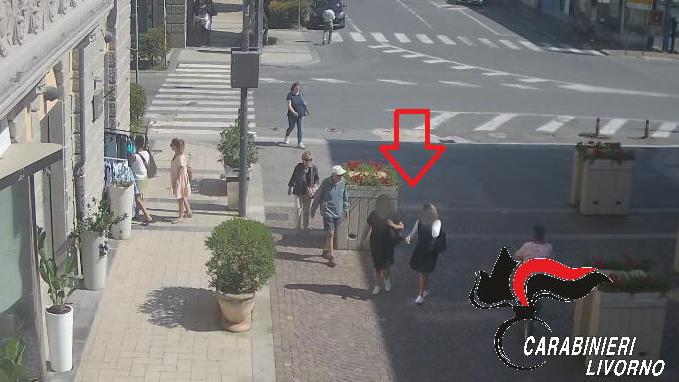 Le due donne riprese dalle telecamere di sicurezza