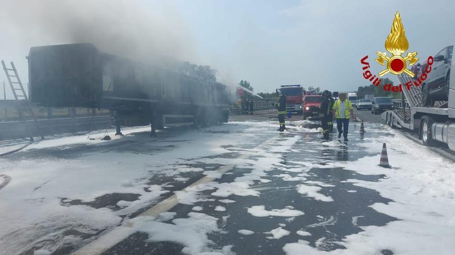Forte dei Marmi, rimorchio di un camion prende fuoco sull’A12: disagi e code
