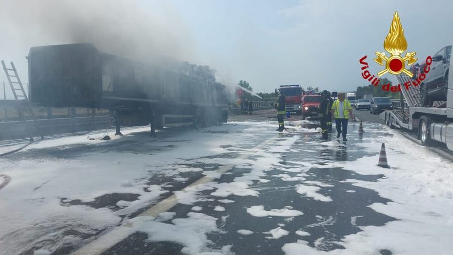 Forte dei Marmi, rimorchio di un camion prende fuoco sull’A12: disagi e code