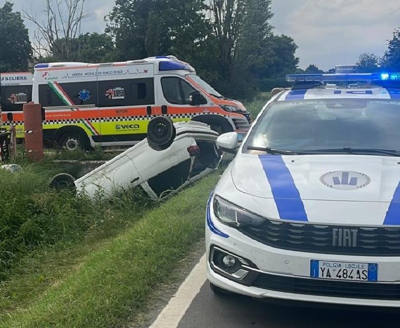 Carpi. Finisce nel fosso e si ribalta: «Speronato da auto pirata»<br>
