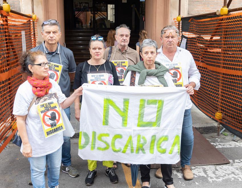 Sit-in davanti al Tribunale contro la discarica di Finale<br>
