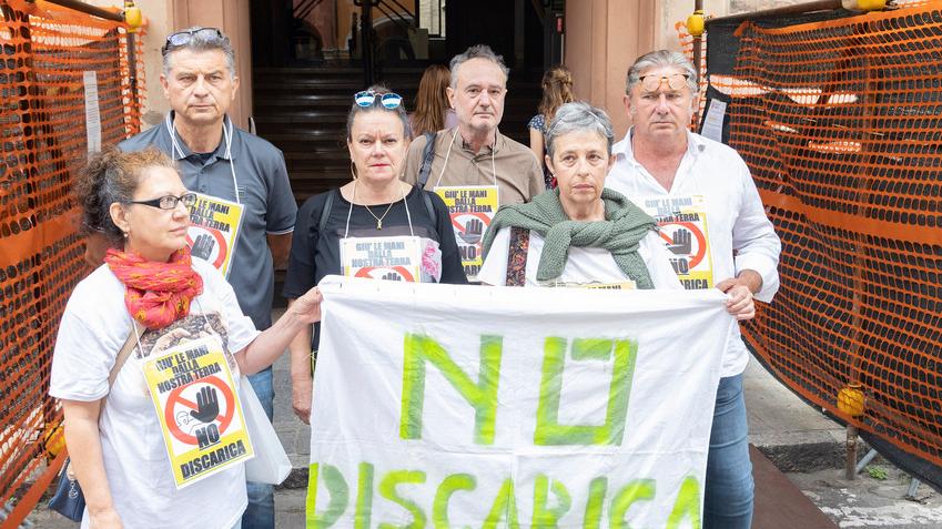 Sit-in davanti al Tribunale contro la discarica di Finale<br>
