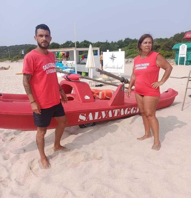 Arzachena, nonna Angela fa anche la baywatch, insieme al collega salva un turista 