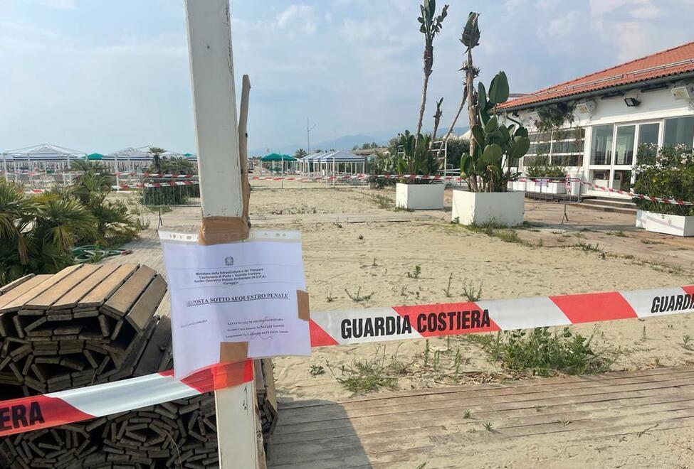 Pietrasanta, sotto sequestro parte della spiaggia dello stabilimento balneare JustMe
