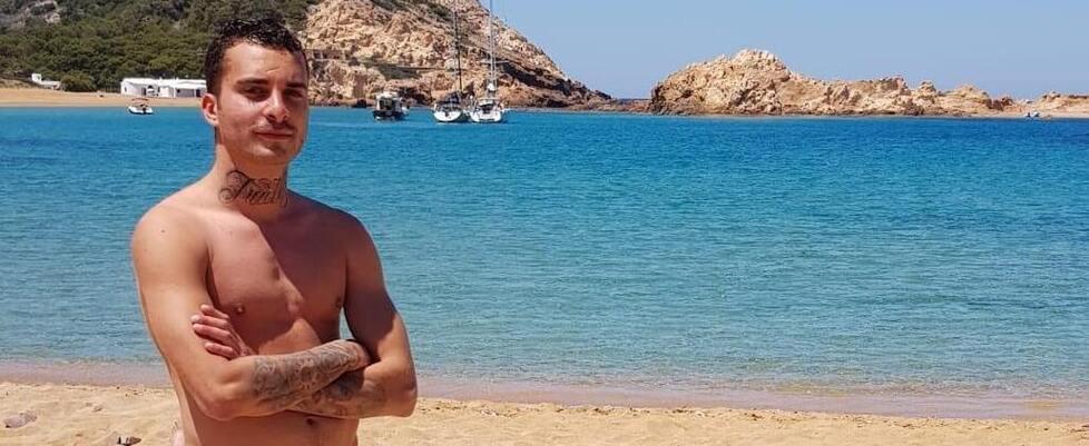 Livornese trovato morto a Tenerife, il viaggio del dolore di babbo Carlo: «Starò qui finché non saprò la verità»