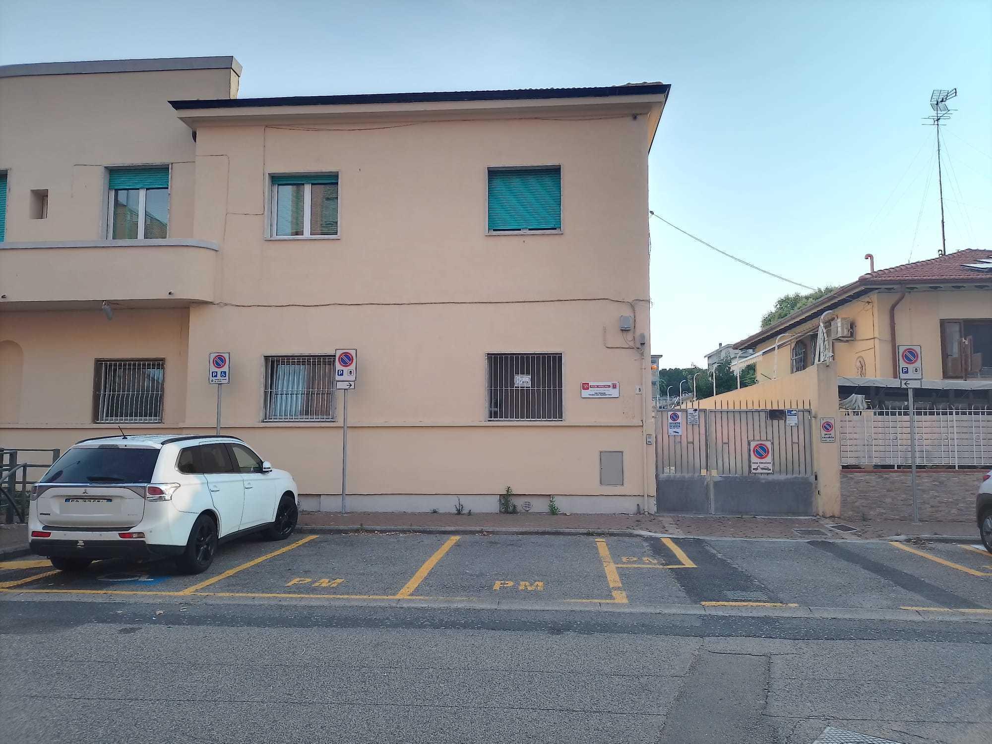 Livorno, presa a bastonate in strada. Il racconto dell'agente: «Così mi ha colpita»