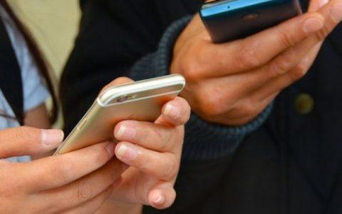 Pisa, due maturandi scoperti con la prova di matematica nel cellulare