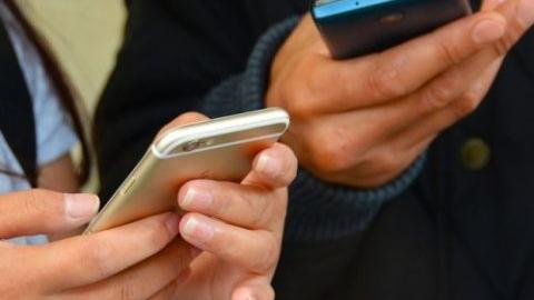 Pisa, due maturandi scoperti con la prova di matematica nel cellulare