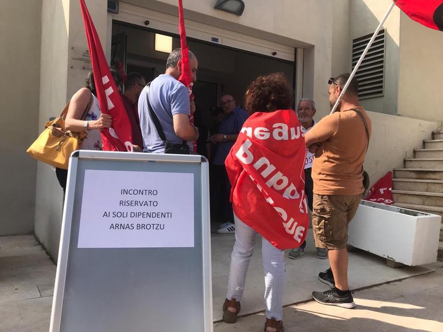 
	Il cartello polemico davanti all'ospedale <em>(foto Mario Rosas)</em>

