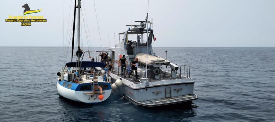 Barca rischia di affondare nel mare di Sant’Antioco: la Guardia costiera salva 2 diportisti