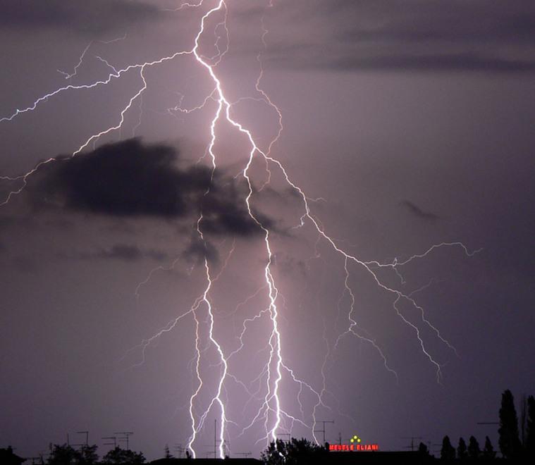 Castelvetro: «Sfiorate da un fulmine Abbiamo rischiato, che paura» 