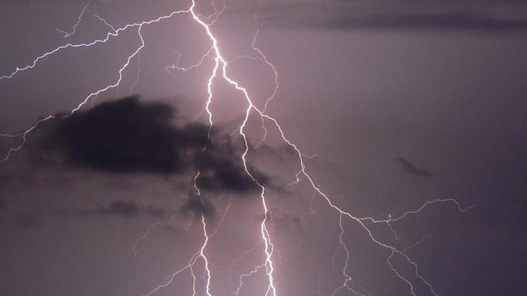 Castelvetro: «Sfiorate da un fulmine Abbiamo rischiato, che paura»