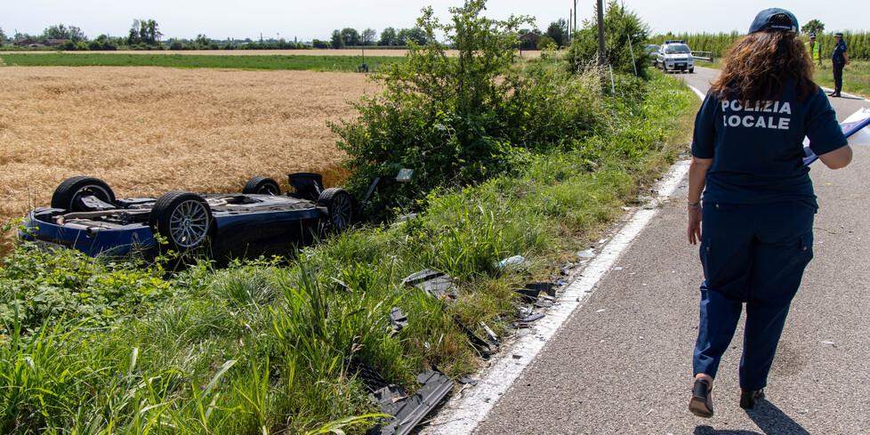 Vigarano Pieve, auto si ribalta: paura per un ragazzino di 12 anni
