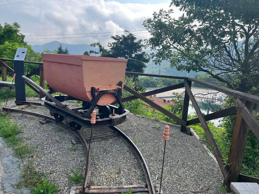 Un percorso da trekking sul tracciato della ferrovia che portava alla centrale idroelettrica