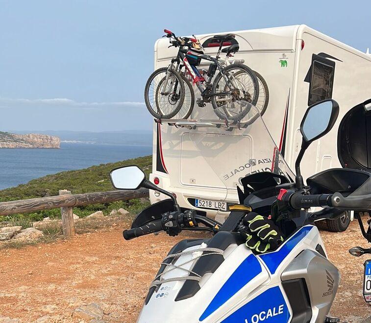 Camperisti con vista Capo Caccia: ad Alghero scatta la guerra ai super cafoni