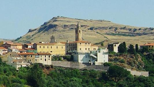 Nel paese del Canonico Spano uno scrigno di tesori architettonici
