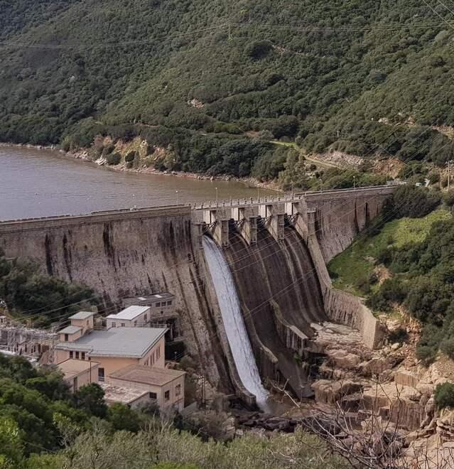 Valledoria, colata di fango sul mare: sdegno e rabbia tra i villeggianti