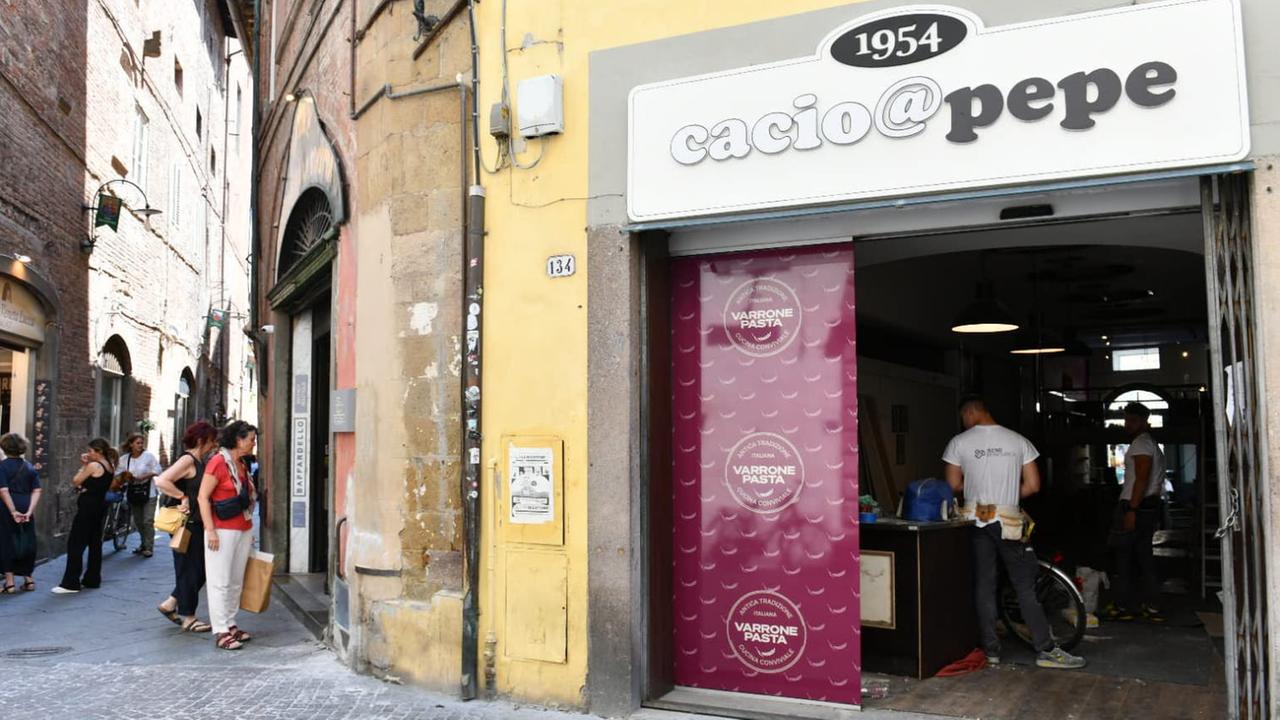 I lavori per preparare il nuovo locale a marchio Varrone