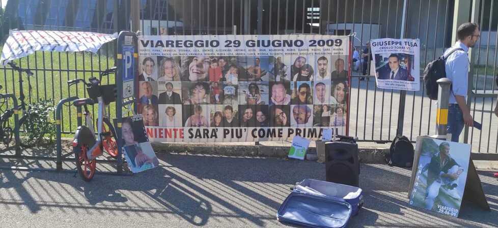 Strage di Viareggio, il presidio dei familiari delle vittime: «Atti del processo in ritardo: ve ne chiediamo conto» – Video