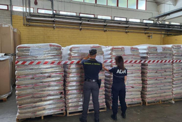 Blitz in porto: 81 tonnellate di pellet scadente sequestrate da finanza e dogane, doveva essere venduto in tutta l’isola