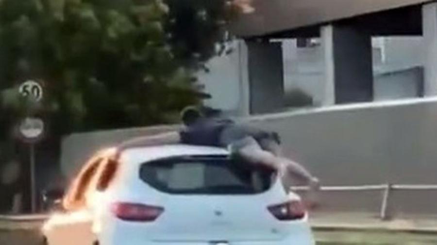 Prato, folle corsa sulla Declassata aggrappato al tetto della macchina. Il video commentato anche dal ministro Salvini