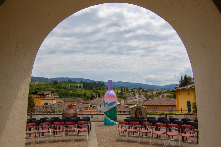 L’arte in bottiglia col Chianti Classico: mostra diffusa nei borghi della Toscana