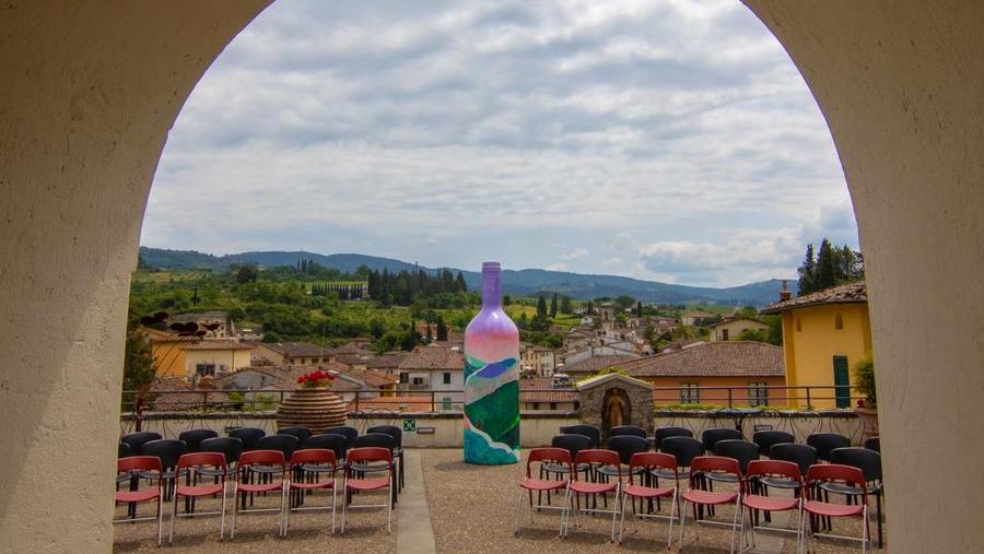 L’arte in bottiglia col Chianti Classico: mostra diffusa nei borghi della Toscana