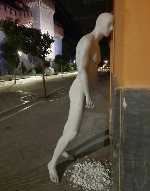 Carrara, scultura-performance subito rubata in centro<br>
