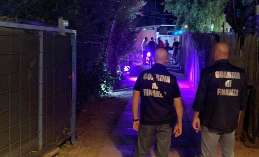 
	Controlli dei finanzieri fuori da un locale (foto d'archivio)

