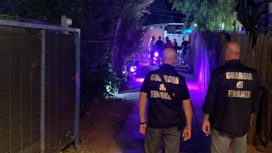 Controlli dei finanzieri fuori da un locale (foto d'archivio)