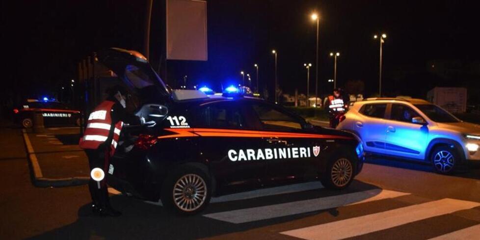 Li prendono a sassate per strada  minacciandoli di morte: denunciati