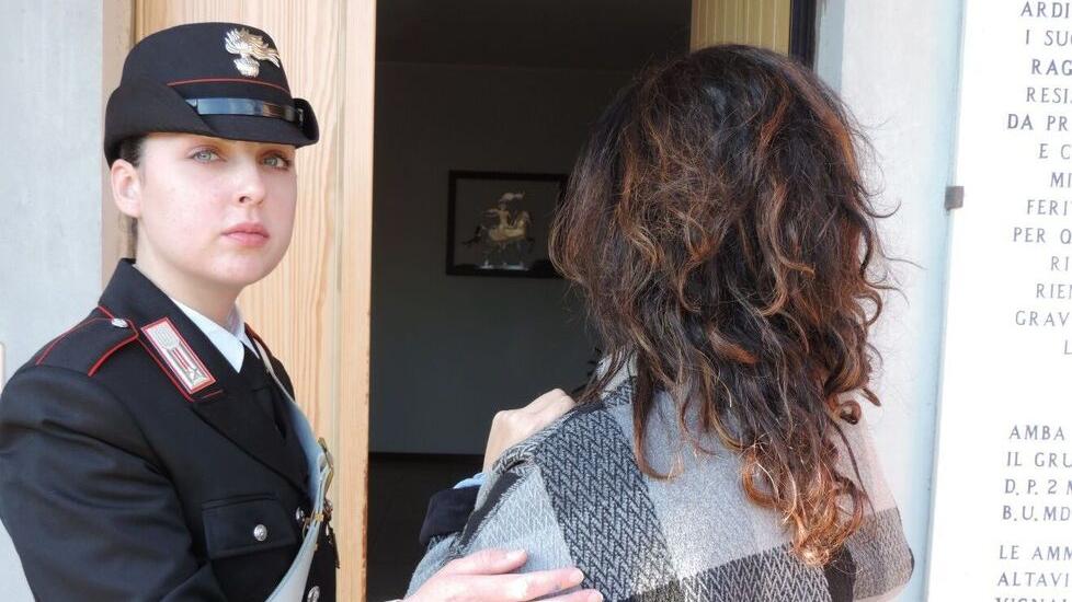 Picchia la ex davanti alla figlia e diffonde le sue immagini hot sul web