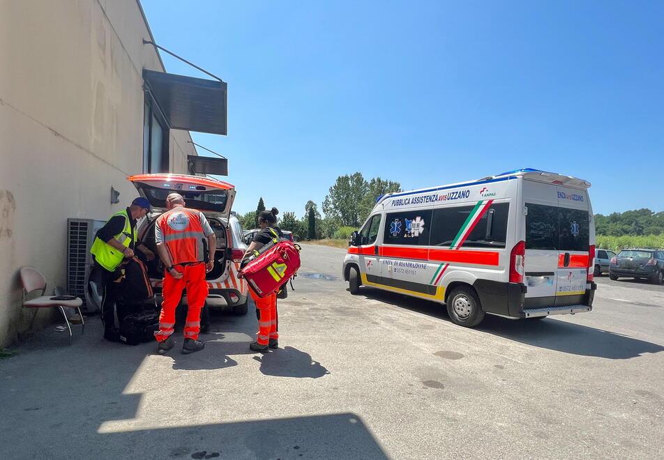 Buggiano, cade dal capannone, volo di sei metri