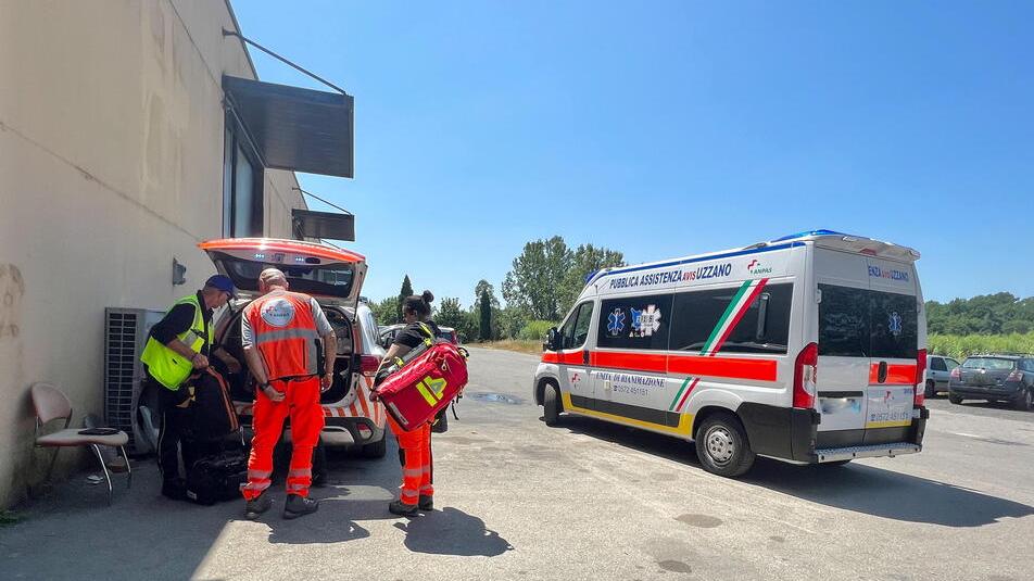 Buggiano, cade dal capannone, volo di sei metri