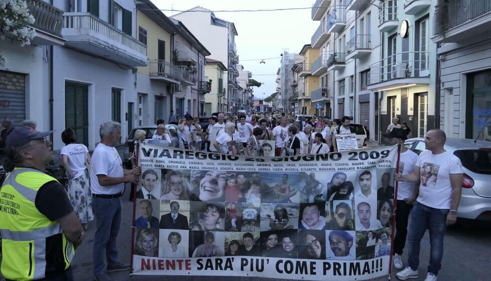 Strage La città sfila in corteo: «Viareggio non dimentica»