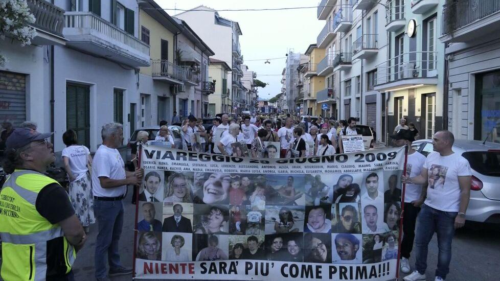 Strage La città sfila in corteo: «Viareggio non dimentica»