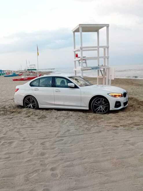 Marina di Pietrasanta, finisce con la macchina sulla spiaggia: pagherà centinaia di euro di multa