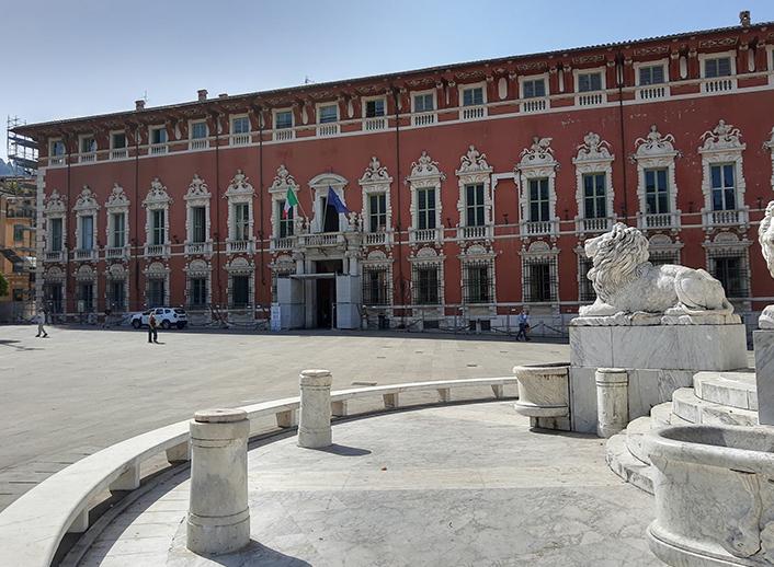 Massa, la denuncia di una madre: «Mia figlia molestata in piazza Aranci: l’hanno seguita e palpeggiata»