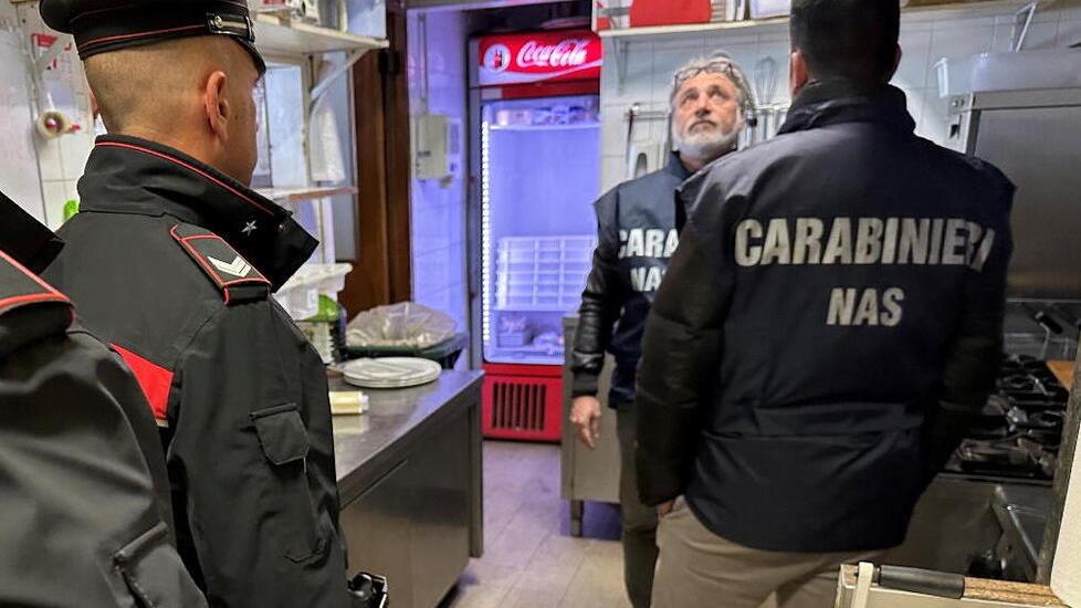 Blatte in magazzino, chiuso ristorante sul mare a Cecina