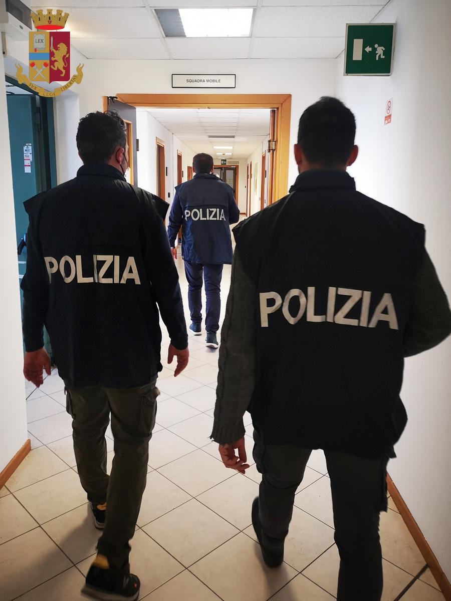 Modena. Rapina e minaccia con cutter in via Emilia Centro: 53enne arrestato