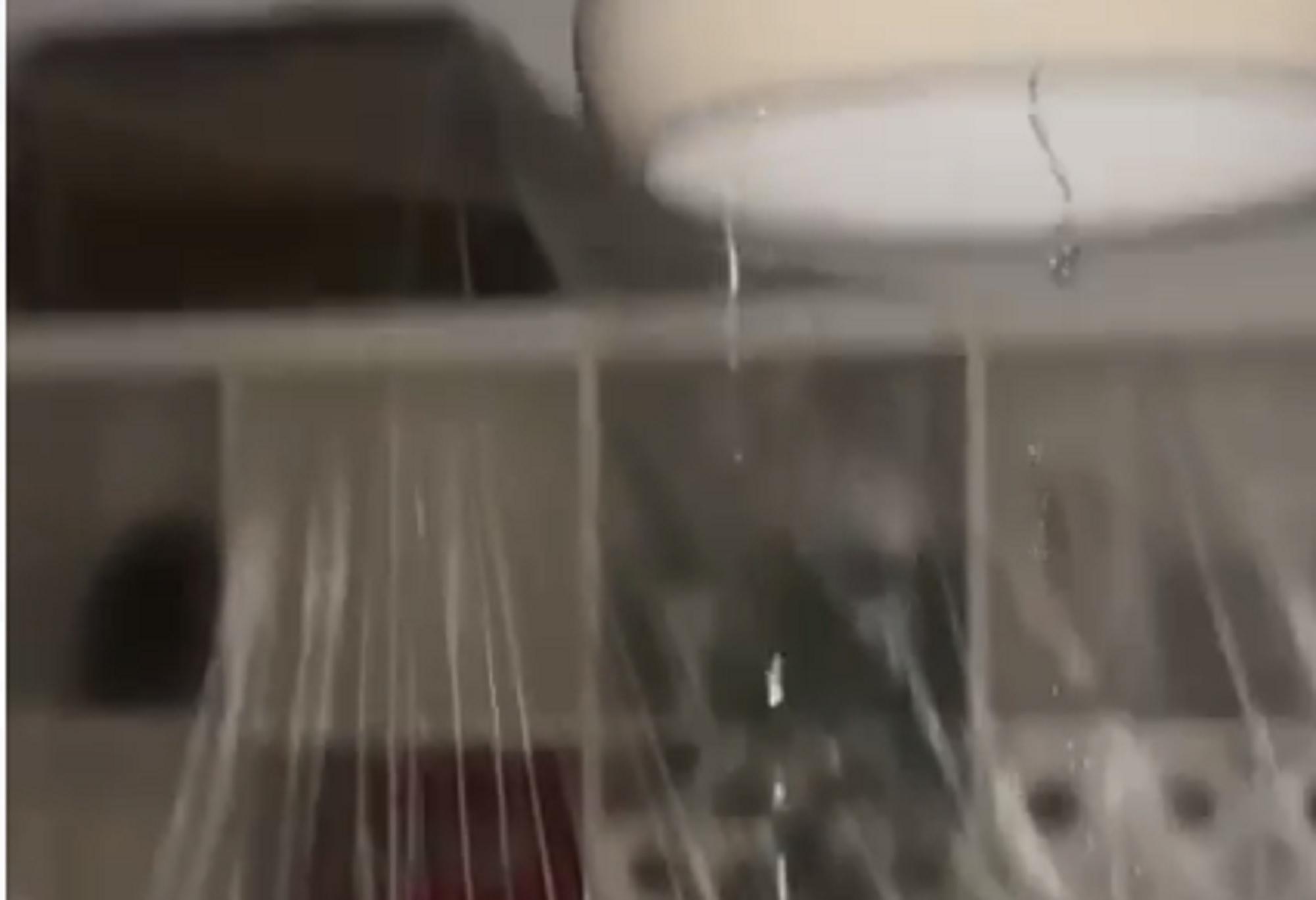 La pioggia che precipita dal soffitto